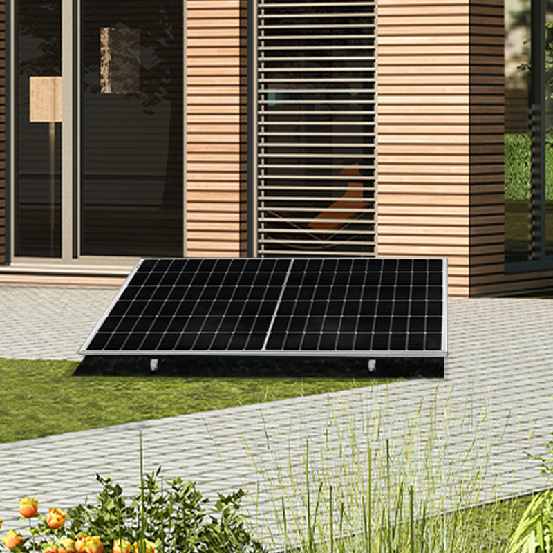 Balkonkraftwerk mit einem silbernen Solarmodul und Bodenmontage-Set