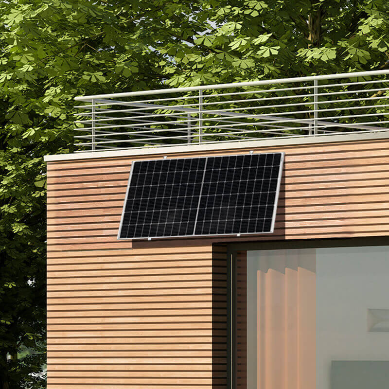 Balkonkraftwerk mit einem silbernen Solarmodul an Fassade/Wand