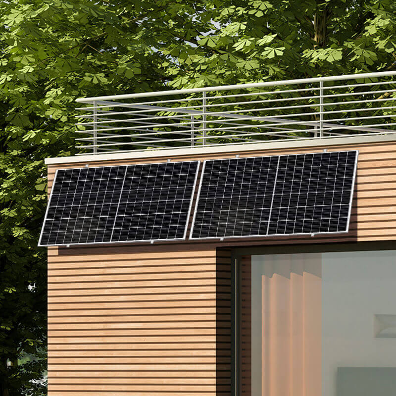 Balkonkraftwerk mit zwei silbernen leistungsstarken Solarmodulen an Fassade/Wand