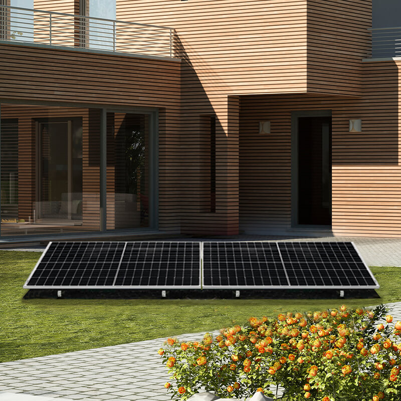 Balkonkraftwerk mit zwei silbernen Solarmodulen und Aufständerungsdreieck