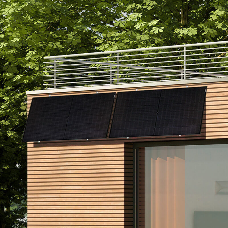 Balkonkraftwerk mit zwei Full Black Solarmodulen an Fassade/Wand