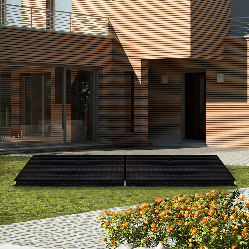 Balkonkraftwerk mit zwei Full Black Solarmodulen und Standfüßen