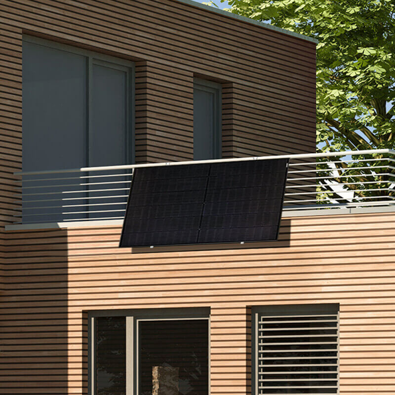 Balkonkraftwerk mit einem Full Black Solarmodul an Balkon
