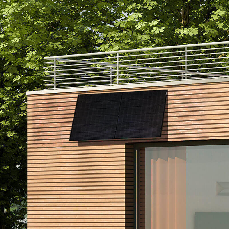 Balkonkraftwerk mit einem Full Black Solarmodul an Fassade/Wand