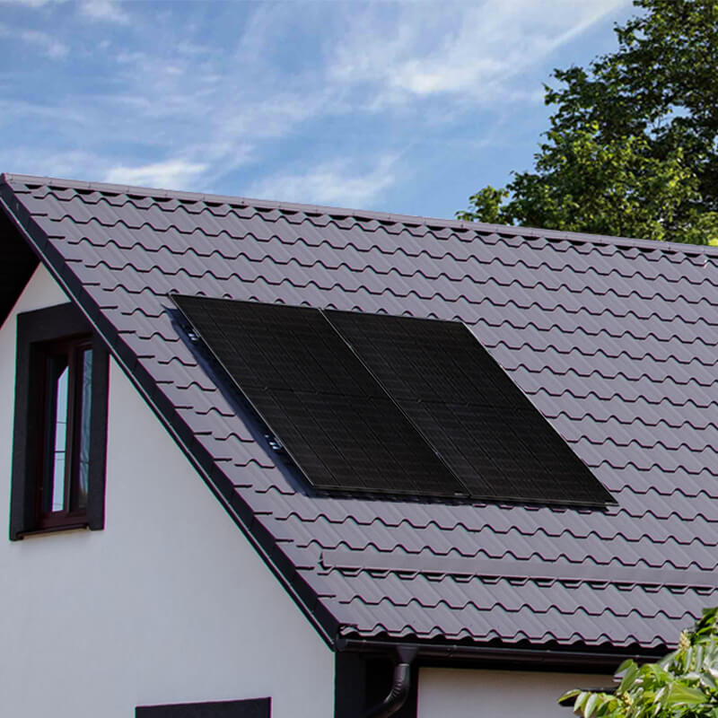 Balkonkraftwerk SolarBlack 750 Watt für Schrägdach Balkonkraftwerk mit zwei Full Black Solarmodulen auf Schrägdach