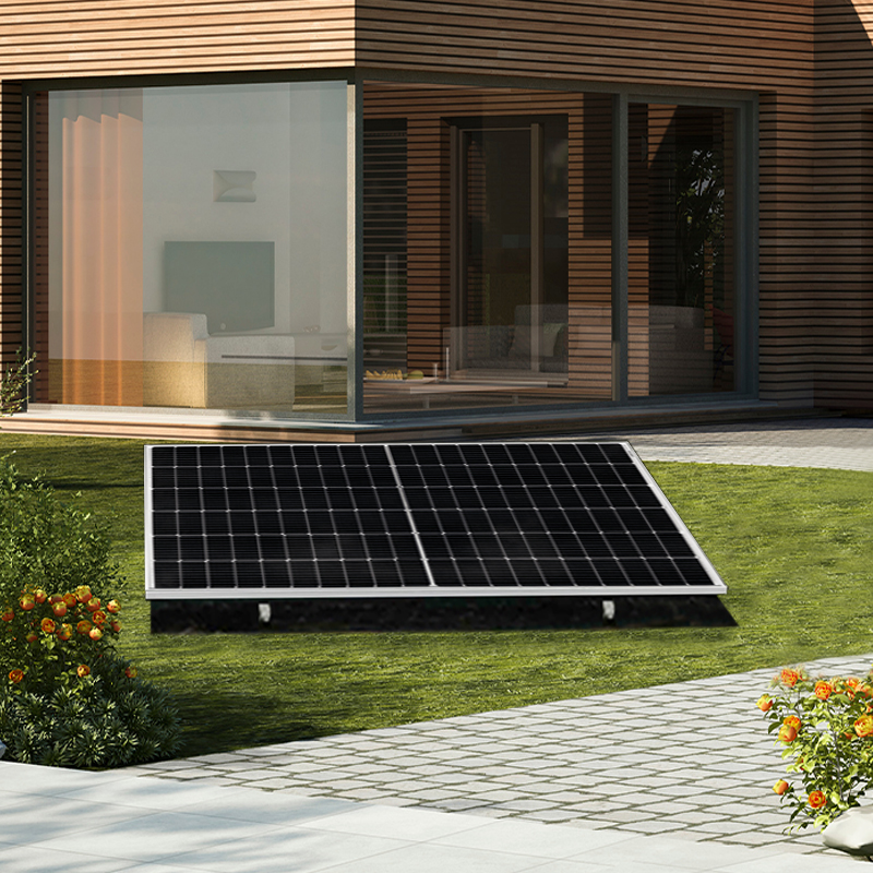Balkonkraftwerk mit einem silbernen Solarmodul und Aufständerungsdreieck