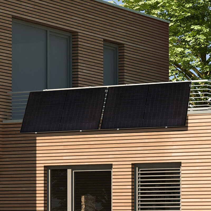 Balkonkraftwerk mit zwei Full Black Solarmodulen an Balkon